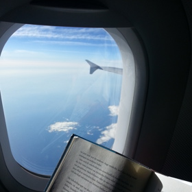 1. U okénka v letadle 11 000 km nad mořem. Požádejte letušku o šálek horkého čaje, rozbalte čokoládové sušenky a zabalte se obří deky. Ponořit se do děje nikdy nebylo snazší...