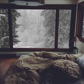 6. V zasněžené horské chatě. Ještě než si zarezervujete pokoj, ujistěte se, že disponuje tlustou duchnou. Pokud bude mít kamna, jenom dobře. Teď už jen stačí sbalit papuče, župan a kila oblíbeného čaje.