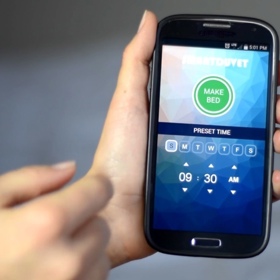 Je propojena s mobilní aplikací, ve které si nastavíte, v kolik hodin se má postel ustlat.