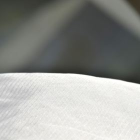 Přikrývka je vyrobena z tenkého a velmi lehkého materiálu.