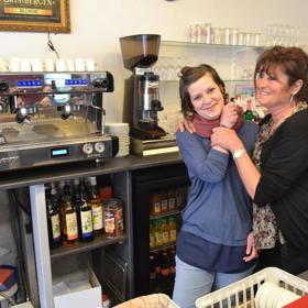 „Najednou jsme začali kmitat. Přijížděli reportéři a pak mi zavolal můj syn z Paříže, kde žije. Málem umřel smíchy. Volali mi štamgasti a přátelé a ptali se mě, proč jsem jim neřekla, že jsme vyhráli michelinskou hvězdu,“ řekla Jacquet deníku The Telegraph.