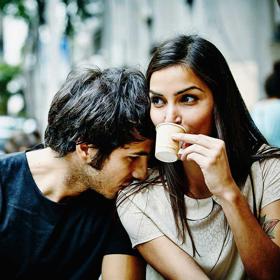 1. Žárlivost. Váš vztah je založený na nevázanosti. Jeden druhému nic nedlužíte ani nemáte vůči sobě povinnosti. I proto se může stát, že se jeden z vás začne scházet v posteli i s jinými lidmi. To je v pořádku. Do doby, než polygamie přeroste v žárlivost.