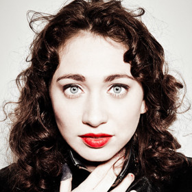 1. Regina Spektor. Ruská klavíristka a zpěvačka se narodila v Sovětském svazu v roce 1980. Její rodina utekla z Moskvy do Spojených států, když jí bylo devět.