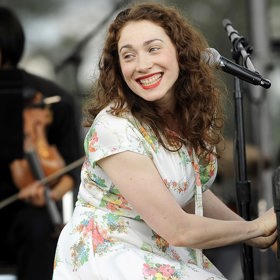 K hudbě odmalička neměla daleko – rodiče ji vystudovali a i Reginu provedli klasickou hudební průpravou. Dnes je renomovanou hvězdou na poli pop music. Získala dokonce nominaci na cenu Grammy.