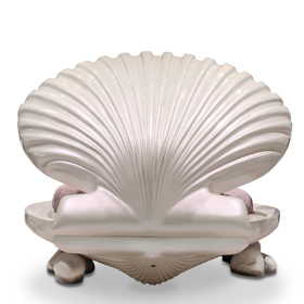 Pro vytvoření dvoumetrového lože použila firma sklolaminát a opatřila ho magickou duhovou perletí.