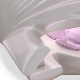 Díky tomu střídá odstíny v závislosti na úhlu pohledu.