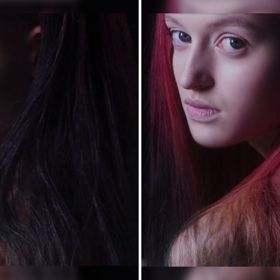 Barva se na vlasech proměňuje v závislosti okolní teplotě. Modrá se aktivuje na bílou při 15 °C, červená na černou při 31 °C.