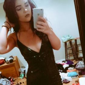 Alyssa Bordelon zveřejnila na svůj Twitter selfie před odchodem na večeři. Není divu – ve splývavé róbě vypadala úchvatně, a tak se jednoduše chtěla pochlubit.