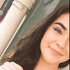 Ale ne z důvodu, jaký by si Alyssa zřejmě představovala. Fotka se stala virální díky neuvěřitelnému nepořádku na podlaze.