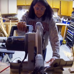 Když získali, co potřebovali, začali měřit a řezat.
Všechno se muselo vejít do prostoru s rozměry 2,1 m x 1,9 m. Právě tak velká byla prádelna.