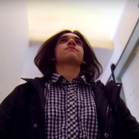 Jakmile je prádlo vyprané a usušené, složí ho a roztřídí do košů. Na čisté oblečení má opět šest košů, které si každá ratolest vyzvedne a jejich obsah roztřídí do skříní.