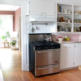 Doteky růžové fungují v zářivě bílé kuchyni jako červený zvýrazňovač. Rozzáří prostory s obdobnou razancí.