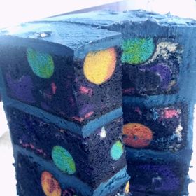 Základem je klasický korpus obarvený potravinářským barvivem. Vesmírná tělesa uživatel předpekl zvlášť... a ponořil je do těsta.