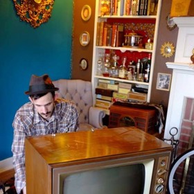 Pro vytvoření baru ze staré televize musel pár nejprve odstranit zadní desku.