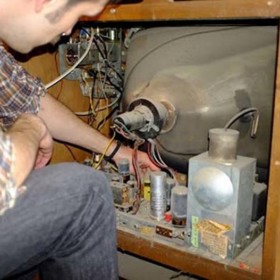 Následovalo vyprazdňování útrob – všechny elektrické komponenty musely pryč. Zvýšenou pozornost věnovali partneři trubce, protože věděli, že některé staré televize mohou být velmi nebezpečné.