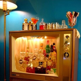 Po natření a vyložení dekorativním papírem byl bar kompletní. Tedy až po jeho naplnění...