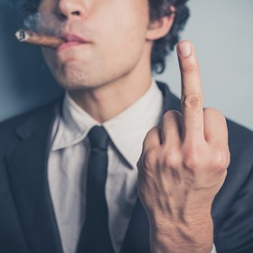 3. Chová se jako alfa samec. „Jsem to jen já, moje myšlenky, moje názory, moje potřeby. Co na tom, že s někým trávím volný čas.“ Takového muže nebrat. Jakmile nebere ohledy na vaše přání či pocity, odhaluje tím svou sobeckost.