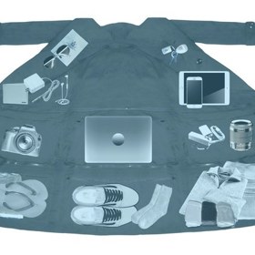 Tento praktický svršek disponuje 14 vnitřními kapsami a podle autorů pojme až 15 kilo!a palubu.