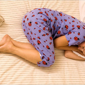 Tato fotografie dokonale ilustruje, po čem ženy trpící premenstruačním syndromem (PMS) touží nejvíc – schoulit se do klubíčka v oblíbeném pyžamu a ukázat se světu až po skončení cyklu.