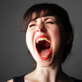 Během menstruace se potýkají s křečemi, nadýmáním, změnou nálad i depresí. A že jich vůbec není málo – až 3 ze 4 žen tyto příznaky každý měsíc obtěžují.