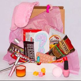 Dva devatenáctiletí hoši ale přišli na to, jak nás během periody snést. Vymysleli The PMS Package – krabici plnou čokolády a jiných pozorností, které nás budou rozmazlovat.