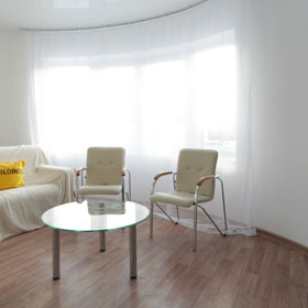 V budově s rozlohou 37 metrů čtverečních nechybí vstupní hala, obývák, kuchyně a koupelna.