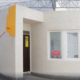 Následně se přimontovala okna, rozmístil nábytek a nanesl zářivě žlutý nátěr.