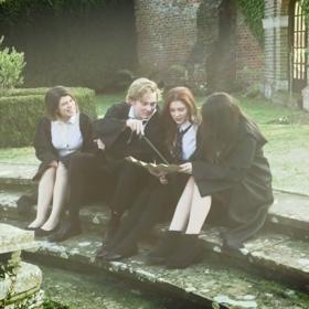 ... aby mladé čaroděje naučila ovládat hůlku.