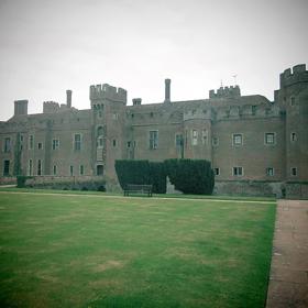 Je situována v hradu Herstmonceux z 15. století v britském Východním Sussexu. A tedy uspokojivou skutečnou verzí Bradavic.