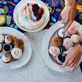 2. Kalorie. Jdou ruku v ruce s velikostí porce. Na každé etiketě najdete počet kalorií na jednu porci. Tato informace vám pomůže dodržovat dietní plán. Podle expertky většina lidí potřebuje 1 800 až 2 000 kalorií denně.