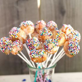 Otvor slouží pro zafixování lízátka při výrobě. Tekutá hmota se nejprve dostane do otvoru, takže po ztuhnutí drží lízátko pevně na své tyčce.