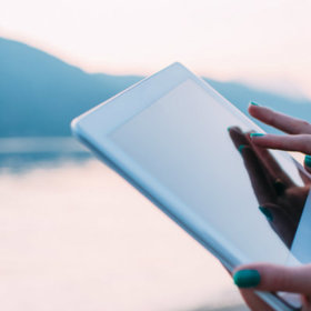 S popularitou digitálního nomádství (cestování, při němž lidé pracují online) přibývá těch, co se vydávají na několikaměsíční cesty do zahraničí.