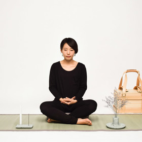 V dřevěném koši najdete podložku, polštář, jídelní sadu, vázičku a svícen se stojanem na vonné svíčky. Zbytečnosti? Podle japonského designéra to nejdůležitější.