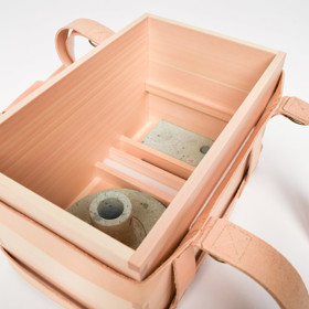 Právě tyto předměty nám pomůžou zachovat vnitřní klid. Designér čerpal inspiraci z japonské zenové školy. Vzhled jednotlivých částí sady pak následuje minimalismus typický pro tradiční japonské řemeslnictví.