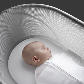 V čem se liší od klasické? Rozdíl je patrný už na pohled. Zatímco tradiční, bytelná, připomíná klec, tato je vyrobena z jemné, prodyšné síťoviny, jež zajistí miminku maximální komfort.