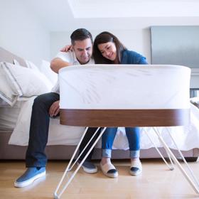 Pomůže ale i s uspáváním – režim jemného pohupování a zvuk deště/bílý šum ukonejší miminko během několika minut.