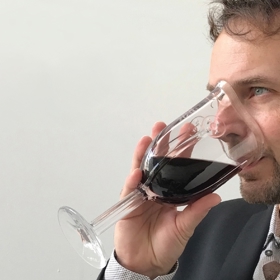 „Požitek z pití vína už nikdy nebude stejný.“ To je neoficiální slogan Wine Glass Mask – sklenice, jež umožní pít a cítit víno zároveň.