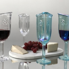 Autorem motta je James Piatt, průmyslový designér, který sklenici navrhl.