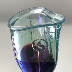 Klíčové jsou tzv. Venturiho trysky, malé dírky na přední straně sklenice.