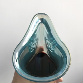 „Jak červené víno dýchá, vínové molekuly se smíchají s dusíkem a kyslíkem ve vzduchu. Venturiho trysky na přední straně Wine Glass Mask snižují proudění kyslíku a dusíku a zvyšují jejich rychlost po vstupu do mixovací komory tím, jak vdechujete,“ vysvětlil Piatt.