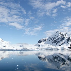 4. Hory zrcadlící se ve Weddellově moři.