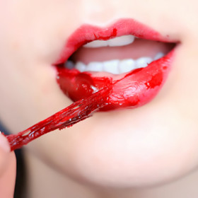 Zbytečná procedura, kde jedním tahem obyčejné rtěnky docílíte téhož? Síla spočívá ve výdrži. Podle výrobce jde v podstatě o krátkodobé tetování, které změní pigmentaci rtů.