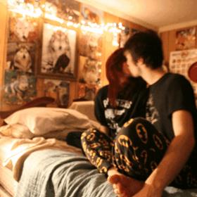 5. Trávíte spolu celé víkendy. Pakliže spolu vydržíte celé tři dny – a ještě se vám v pondělí do té „pitomé práce“ nechce – bravo. Zdá se, že s tímto mužským si rozumíte. I jinde než v posteli.