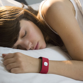 Vyvinula Pillow Talk – soupravu, jež přenese tlukot srdce partnera do polštáře. A navodí tak pocit, že je nablízku.