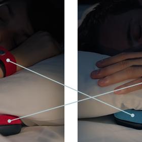 Sada se skládá ze dvou malých reproduktorů a náramků s čidly. Ta snímají puls a přenáší ho v reálném čase do reproduktoru partnera.