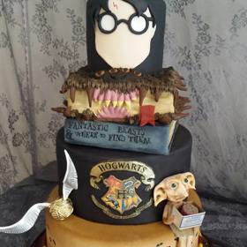 Slyšíte to jemné třepotání křídel? To je Zlatonka, která přilétla, aby usedla na tento mimořádný potterovský dort.