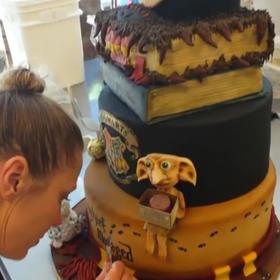 Pochází z dílny Night Kitchen Bakery. Pracovaly na něm tři cukrářky Jackie, Jenna a Caitlin, aby ho představily na každoročním festivalu příznivců Harryho Pottera v Chestnut Hill v Pensylvánii.