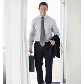 1. Chce si po dlouhém dni odpočinout. Stahuje se každý večer do své nory? S unáhlenými závěry ještě počkejte. Možná je jednoduše unavený. Promluvte si a vysvětlete mu, jak moc vám chybí intimní večery. Do ničeho ho netlačte. Naopak – můžete najít způsoby, jak trávit večery spolu relaxačním způsobem. Třeba erotickou masáží.