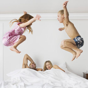 2. Je převálcovaný dětmi. Někteří muži mají potíž vidět své ženy jako osoby se sexuálními potřebami, jakmile se stanou matkami. A když se veškerá pozornost točí kolem dětí, je to o to těžší. Vymezte si partnerské teritorium. A pokud si děti nedají klid, řekněte jim „tohle je čas maminky a tatínka“, radí vztahový expert Charles J. Orlando.