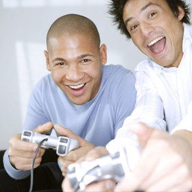 3. Vysedává nad PC hrami nebo sportovními zápasy. Někteří muži zkrátka neumí přijít a postavit se tváří v tvář problému. Namísto toho strkají hlavu do písku tím, že se se zavřou v pokoji a celé dny hrají PC hry. Nebo sledují nekonečný maraton sportovních zápasů. Iniciativa je tedy na vás. Odtrhněte ho od obrazovky a domluvte se na společných večerech.